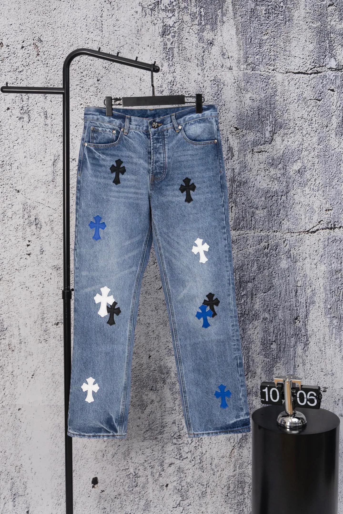 P240 CH Chromehearts limited edition black and white blue cross patchwork leather jeans, priced at 34W level, patchwork cross pattern embellishment, washed jeans! ! An absolutely high-end luxury product, a 1.9W-level god-level single product, a super popular product, made by top heavy industry, a magic weapon that cannot be missed! [About Zangyin] This is an extremely luxurious fashion brand that can also be called the aristocracy of the high street. It has always been an exclusive brand for some hipsters or rich second generations. Compared with ordinary high streets, it is more luxurious and noble. Compared with luxury brands, it is more fashionable and individual. It has always been a brand that I have a special liking for. [Top heavy industry fashion design] Consistently high-street luxury style. Speaking of this style, the Zangyin family and GU family are definitely the leading representative brands. Especially the Zangyin family has really achieved a state-of-the-art effect in creating high-street style. The unique washed material is used to create this style. The color system is already quite eye-catching. After it is decorated with patchwork cross flowers, it cleverly highlights the charm of the brand. Secondly, this style uses classic The high-waist cutting design highlights the long legs and fashionable temperament of the upper body. The brand is highly recognizable and the slim fit configuration is more suitable for daily wear. It is a product that interprets personality, fashion, and specifications at a glance. This single product is enough to make any fan excited. It can be a white T-shirt for a youthful college style, or a tight suspender for a royal style. It has strong matching ability and can be easily controlled by men.  [Materials and craftsmanship] Needless to say, this point goes without saying. As an excellent craftsman brand, Zangyin’s requirements for details and craftsmanship are really perfect. The washed color of this model has gone through so many processes, not to mention the embellishment of denim appliques. It is also purely hand-made and sewn. Just like what they believe in, only hand-made things have soul and have the meaning of wear. A top-notch heavy-duty fashionable denim item, I look forward to your perfect interpretation! !  Color: blue Size: 28-36